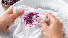 Como tirar mancha de açaí da roupa sem estragar o tecido